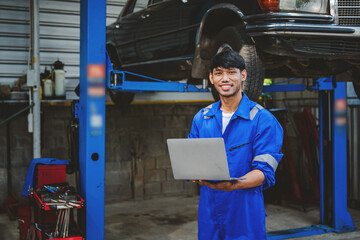 Mechanic inspects and maintains the engine for the customer. An app to write checklists for repair...