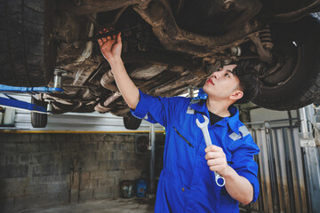 Mechanic inspects and maintains the engine for the customer. An app to write checklists for repair...