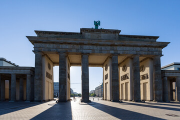 Obraz premium Early Morning at the Brandenburg Gate, Berlin's iconic landmark, Germany.