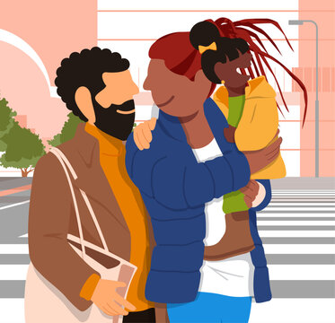 Amor e Alegria: Casal Gay Passeia Feliz com sua Filha nos Bra&ccedil;os pelas Ruas da Cidade