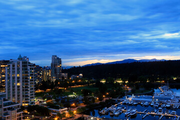 Le centre-ville et la marina Coal Harbour à Vancouver au Canada durant la nuit	