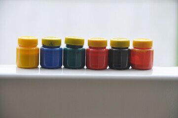 potes de tintas coloridas para pintura infântil 