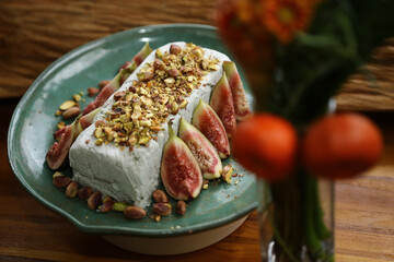 Uma explosão de sabores: terrine de gorgonzola coberto com crocante de pistache, decorado com figos frescos. Uma combinação sofisticada e irresistível em um evento gastronômico de dar água na boca.