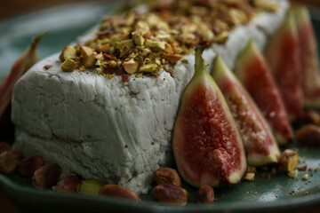 Uma explosão de sabores: terrine de gorgonzola coberto com crocante de pistache, decorado com figos frescos. Uma combinação sofisticada e irresistível em um evento gastronômico de dar água na boca.