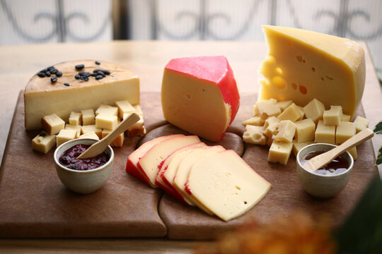 Uma seleção de queijos finos e deliciosa geleia de frutas para aguçar o paladar.