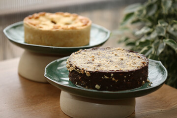 Uma variedade de tortas doces e salgadas em uma mesa de evento incrível. Delícias para todos os gostos em uma festa culinária. Sabores irresistíveis e texturas perfeitas. Uma experiência gastronômica.