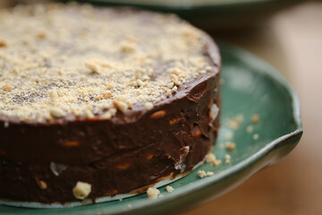 Torta doce de tâmaras com irresistível farofa de amendoim, uma delícia servida em um evento gastronômico repleto de comidas maravilhosas.