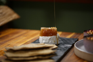 Uma combinação irresistível: queijo brie derretido, acompanhado de um delicioso favo de mel e...
