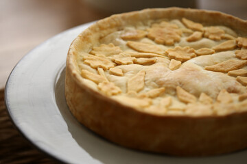 Uma irresistível torta salgada de massa podre, recheada com sabores surpreendentes. Um destaque na mesa de comidas de um evento delicioso. Cada mordida revela uma explosão de sabor.