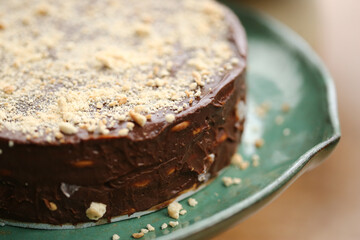 Torta doce de tâmaras com irresistível farofa de amendoim, uma delícia servida em um evento gastronômico repleto de comidas maravilhosas.
