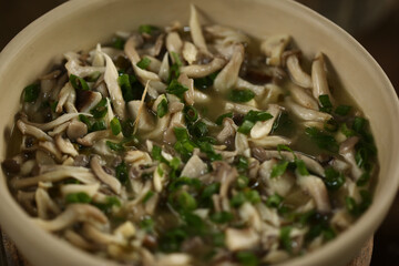 Shimeji refogado com salsinha fresca, uma delícia servida em um evento caprichado.