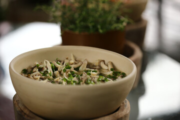 Shimeji refogado com salsinha fresca, uma delícia servida em um evento caprichado.