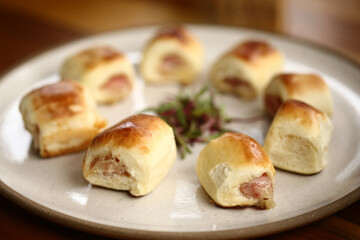 Deliciosos joelhos italianos, salgadinhos de massa recheada com queijo e presunto, em um evento caprichado. Uma combinação perfeita de sabores em cada mordida!