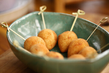 Pequenas carolinas, deliciosas minibombas de creme de chocolate, uma tradicional sobremesa francesa, servidas com elegância em um evento de café da manhã.