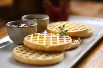 Um deleite matinal: waffle caseira servida com uma variedade de geleias de frutas frescas, em uma mesa caprichada de café da manhã em um evento encantador.