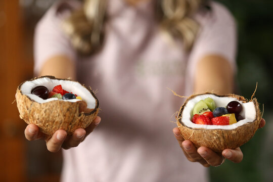 Uma explos&atilde;o de cores e sabores: uma salada de frutas refrescante e saud&aacute;vel servida dentro da metade de um coco seco. Uma op&ccedil;&atilde;o deliciosa para come&ccedil;ar o dia com energia e nutri&ccedil;&atilde;o.