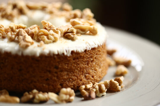 Delicado bolo de nozes com uma irresist&iacute;vel cobertura de creme, sendo o destaque em um elegante evento.
