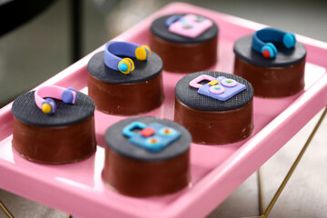 Docinhos musicais encantam a mesa de festa infantil. Uma combinação perfeita de sabor e melodia para uma comemoração inesquecível.