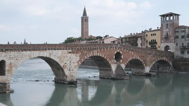 Famoso ponte sul fiume adige, verona italia