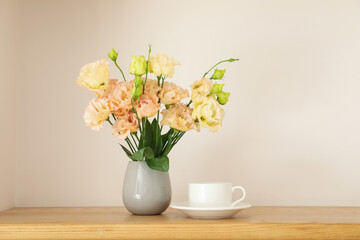 Fototapeta premium Coffee and a vase with flowers on the table