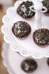 Delicioso brigadeiro com cobertura de biscoito de chocolate, perfeito para animar a festa infantil!