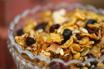 Uma explosão de cores e sabores: uma linda taça de vidro repleta de uma caprichada salada de frutas frescas, generosamente cobertas com deliciosa granola caseira. Uma opção saudável e irresistível.