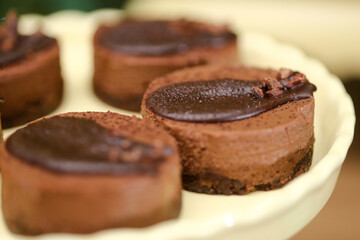Pequenos bolos mousse de chocolate, uma tentação irresistível para os pequenos paladares! Servidos com carinho em um animado evento infantil, adoçando ainda mais essa ocasião especial.