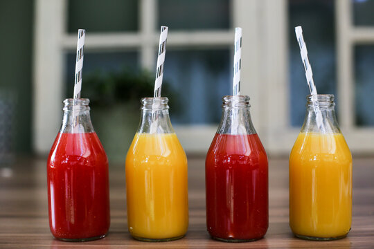 Uma explos&atilde;o de cores e sabores em garrafinhas de vidro: sucos de frutas refrescantes e deliciosos. Cada garrafinha traz consigo a ess&ecirc;ncia e o frescor das frutas, proporcionando uma experi&ecirc;ncia &uacute;nica