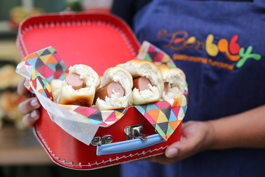 Um cachorro quente cheio de charme e sabor, servido dentro de uma malinha vermelha em um evento infantil cheio de divers&atilde;o e del&iacute;cias!