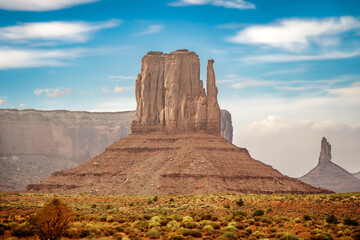 Fototapeta na wymiar im Monument Valley in Arizona, Blick auf die Steinformationen WEst Mittens Butte