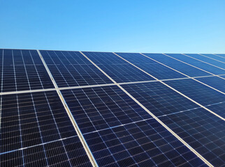 Panele fotowoltaiczne, odnawailna i ekologiczna energia słoneczna.