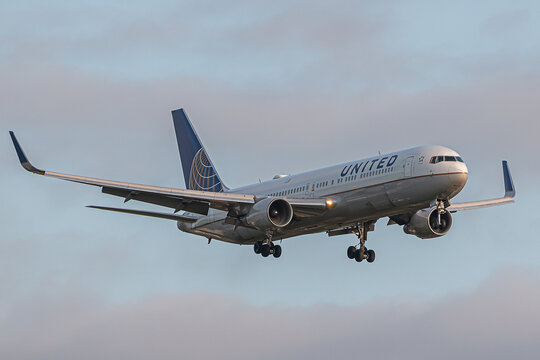Boeing 767 United Airlines approaching to London Heathrow Airport