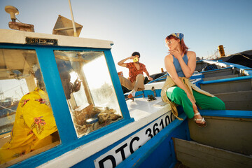 Obraz premium Friends playing and posing on vacation on a boat in Cape Town