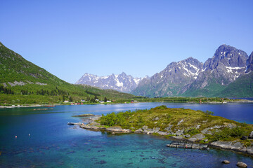 paysage naturel en été des pîles norvégiennes entre mer et montagnes