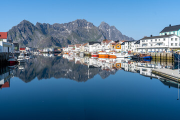 le port d'un village Norvégien au pied des montagnes avec les reflets dans l'eau