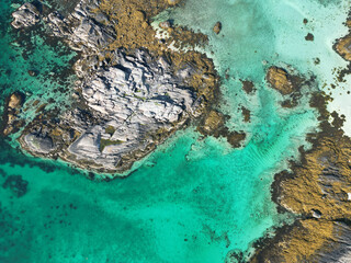 vue aérienne sur les fonds transparents et turquoise d'une mer avec les côtes de trois îles