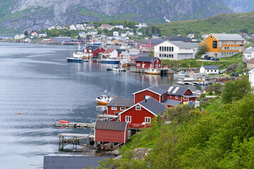des maisons rouges traditionnelles norvégiennes sur les bords d'un lac