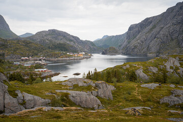 Fototapeta na wymiar un village norvégien avec des maisons rouges au bord d'un fjord