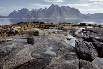 un archipel de montagnes vu des bords d'un rivage rocheux