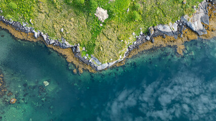 vue aérienne sur des fonds marins bleues et des bords de mer verdoyant