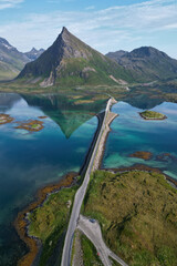 vue aérienne et verticale  sur une route un pont qui font la jonction entre des îles norvégiennes
