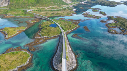 une route qui lie différentes îles au milieu d'une mer verte  et bleue transparente
