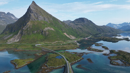 panorama sur des îles reliées par un route , entouré de montagnes