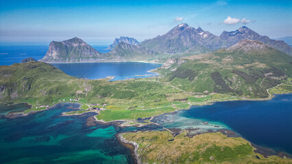 Fototapeta na wymiar panorama sur un paysage de littoral composé de montagnes vertes et d'eaux bleues turquoises