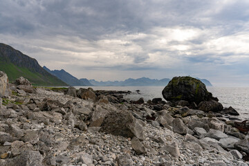 une plage de rochers , pierres sous un ciel nuageux 