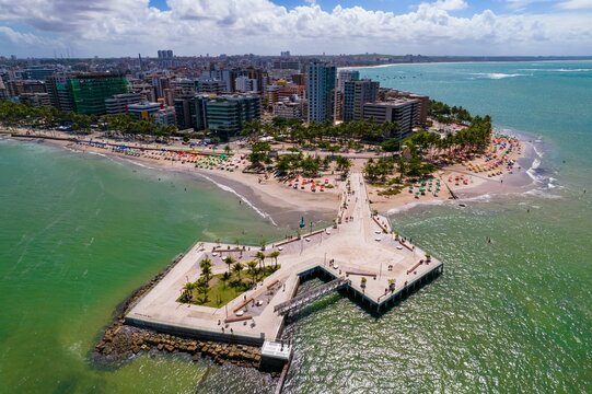 Foto a&eacute;rea do Marco dos Corais e praia de Ponta Verde em Macei&oacute;, Alagoas, Nordeste brasileiro