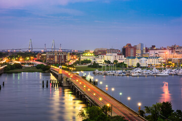 Obraz premium Charleston, South Carolina, USA skyline over the Ashley River.