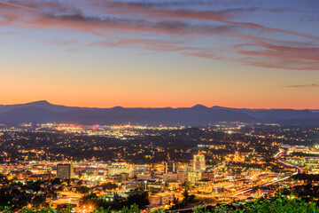 Fototapeta premium Roanoke, Virginia, USA downtown skyline at dusk.
