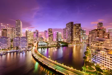 Crédence de cuisine en verre imprimé Atlantic Ocean Road Miami, Florida, USA downtown skyline at night.