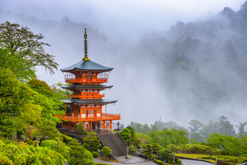 Naklejka premium Nachi, Japan at Seigantoji Pagoda and Nachi Falls.